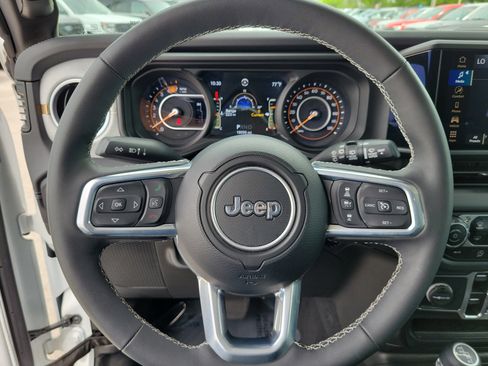 Used 2025 Jeep Wrangler Unlimited Sahara AWD/4WD image 20
