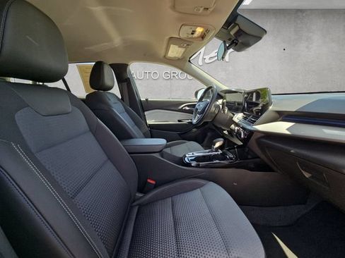 Used 2025 Chevrolet Trax LT w/ LT Convenience Package FWD image 24