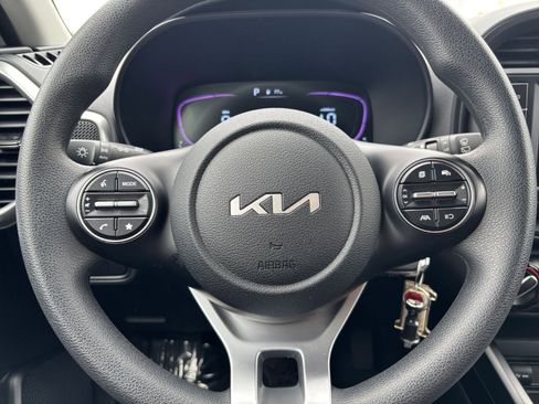 Used 2025 Kia Soul LX w/ LX Technology Package FWD image 25