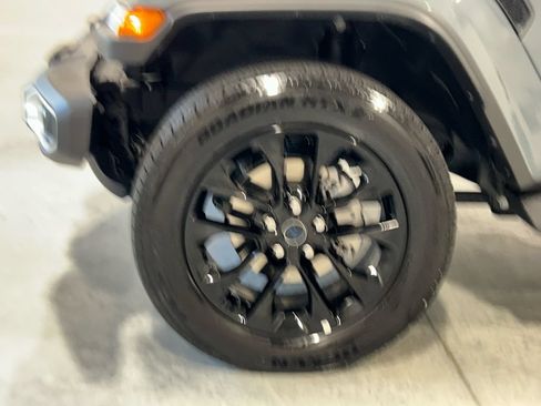 Used 2025 Jeep Wrangler Unlimited Sahara AWD/4WD image 11