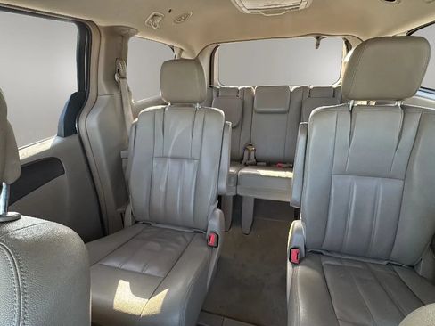 Used 2016 Chrysler Town & Country Touring FWD image 17