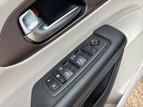 Used 2023 Chrysler Voyager LX FWD image 12