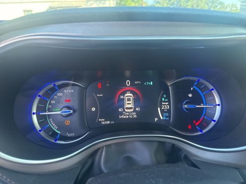 Used 2025 Chrysler Pacifica Pinnacle FWD image 13