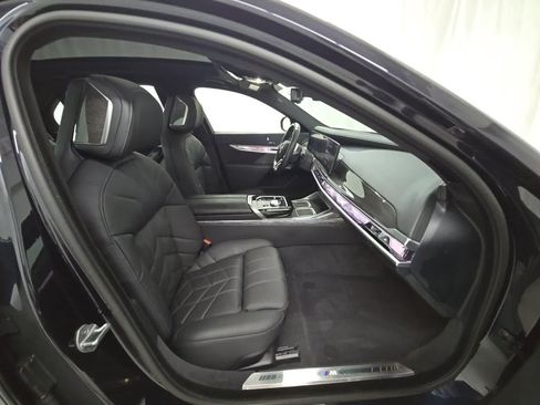 Used 2024 BMW i7 xDrive60 w/ Executive Package AWD/4WD image 9
