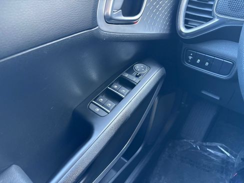 Used 2025 Kia Soul LX w/ LX Technology Package FWD image 18