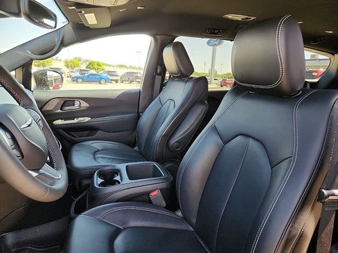 Used 2025 Chrysler Pacifica Select FWD image 7