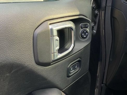 Used 2025 Jeep Wrangler Unlimited Sahara AWD/4WD image 10