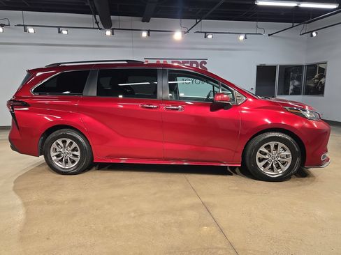 Used 2023 Toyota Sienna XLE FWD image 8