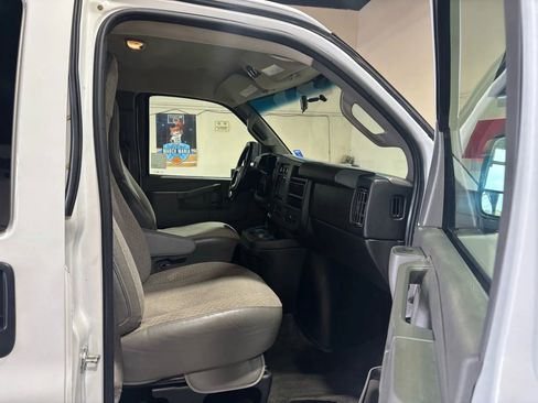 Used 2016 Chevrolet Express 3500 LT w/ LT Preferred Equipment Group RWD image 15