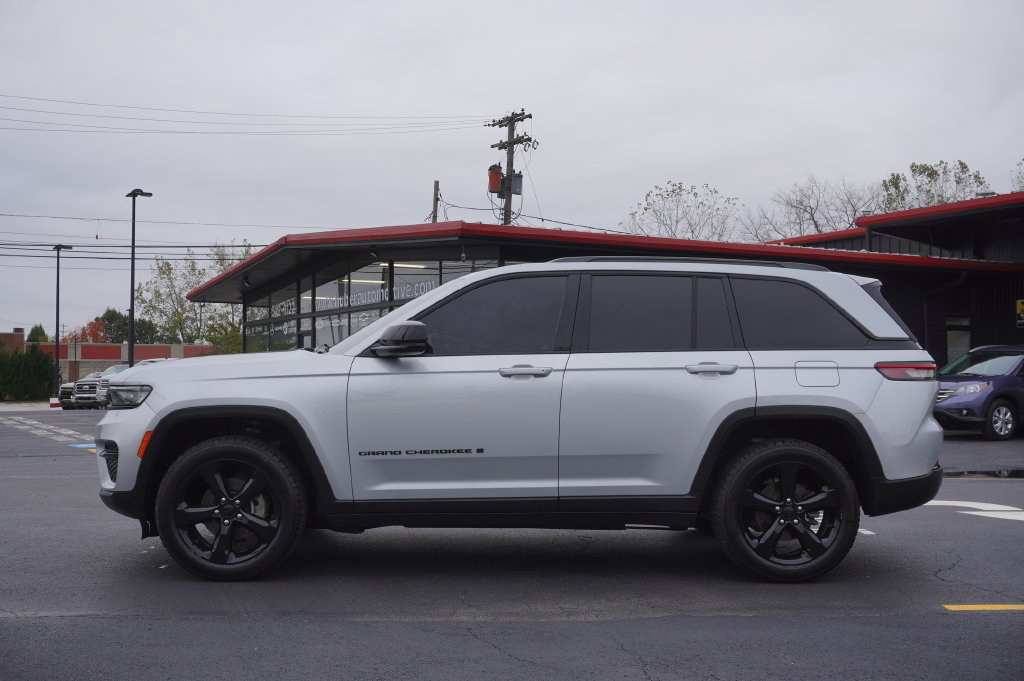 Used 2023 Jeep Grand Cherokee Altitude AWD/4WD image 4