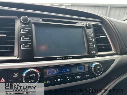 Used 2018 Toyota Highlander XLE AWD/4WD image 32
