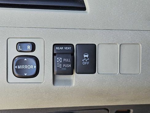 Used 2011 Toyota Sienna XLE image 21