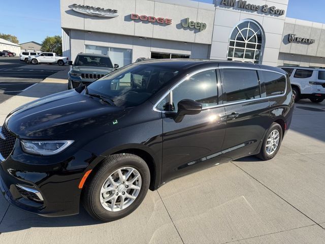 Used 2026 Chrysler Pacifica Select FWD image 4