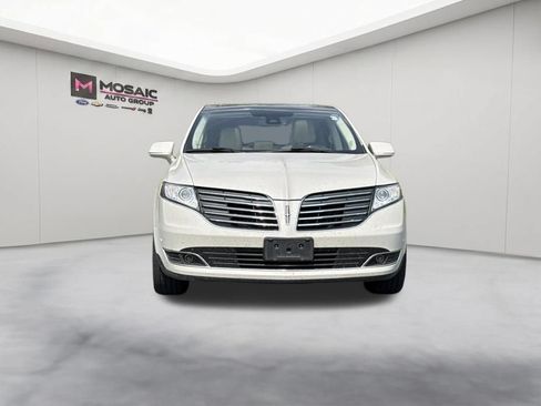 Used 2019 Lincoln MKT AWD image 3