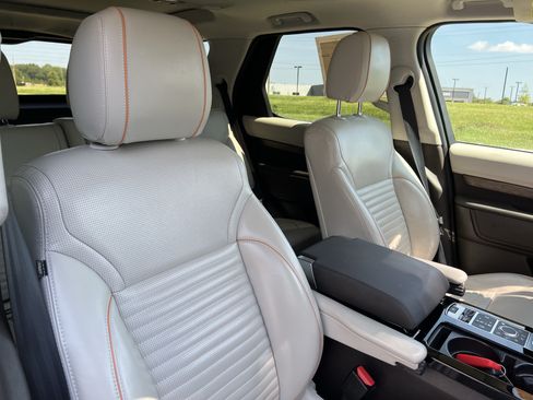 Used 2019 Land Rover Discovery HSE AWD/4WD image 35