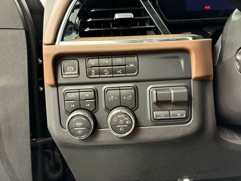 Used 2025 Chevrolet Suburban High Country AWD/4WD image 14