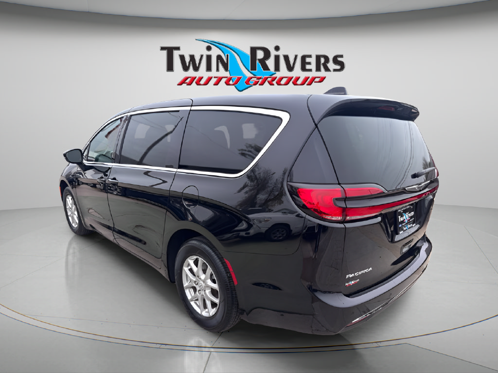 Used 2026 Chrysler Pacifica Select FWD image 2
