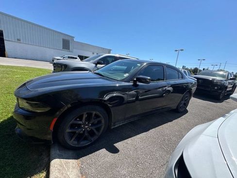 Used 2019 Dodge Charger SXT w/ Blacktop Package RWD image 8