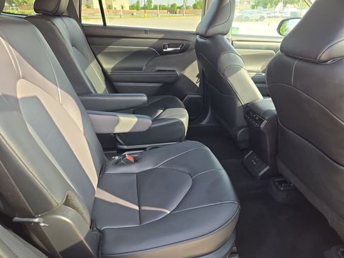 Used 2025 Toyota Highlander XLE FWD image 31
