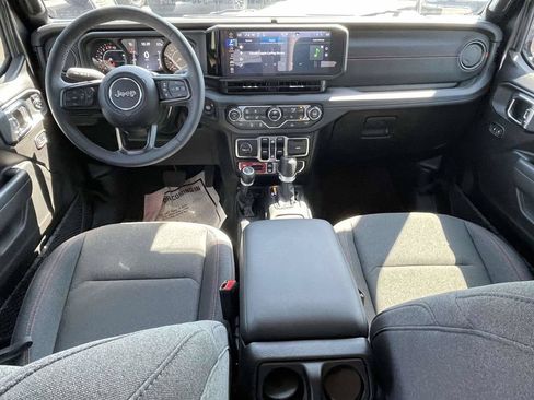 Used 2025 Jeep Gladiator Rubicon w/ Convenience Group AWD/4WD image 11
