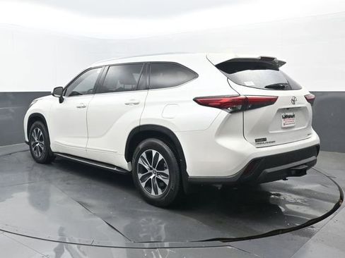 Used 2021 Toyota Highlander XLE AWD/4WD image 3