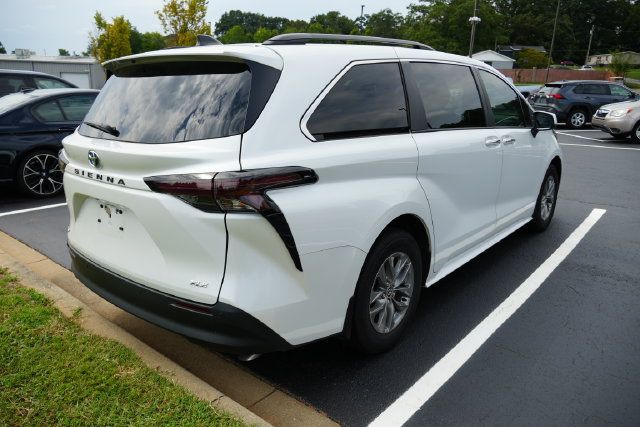 Used 2025 Toyota Sienna XLE FWD image 14