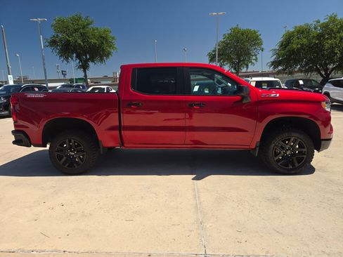 Used 2025 Chevrolet Silverado 1500 LT Trail Boss w/ Convenience Package II AWD/4WD image 2