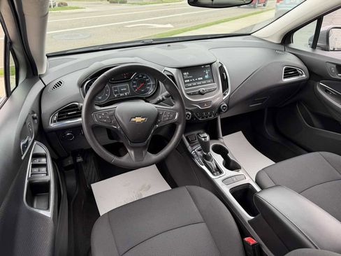 Used 2018 Chevrolet Cruze LT w/ Convenience Package image 12