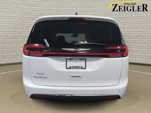 Used 2024 Chrysler Pacifica Touring-L image 6