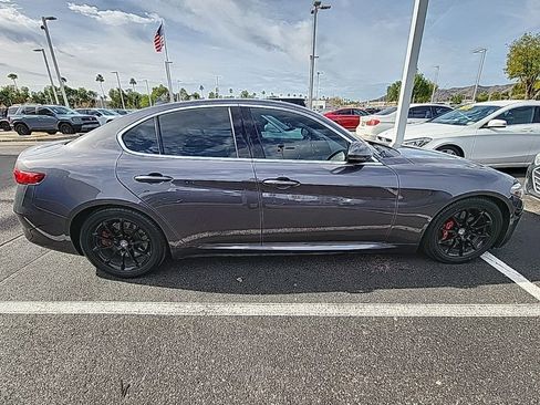 Used 2017 Alfa Romeo Giulia image 4