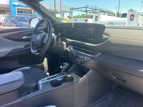 Used 2025 Buick Envista Preferred w/ Convenience II Package FWD image 31