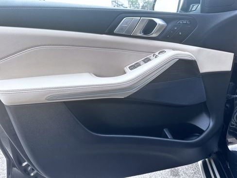 Used 2022 BMW X7 xDrive40i w/ Premium Package image 28