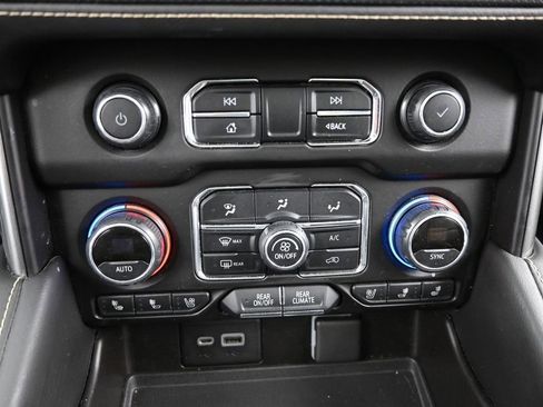 Used 2021 Chevrolet Tahoe Premier w/ Premium Package image 22