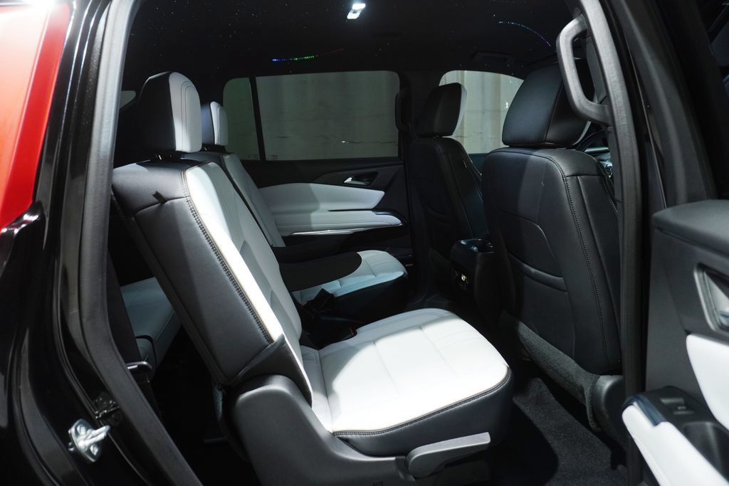 Used 2025 Chevrolet Traverse High Country AWD/4WD image 17