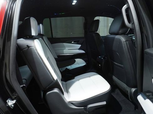 Used 2025 Chevrolet Traverse High Country AWD/4WD image 17