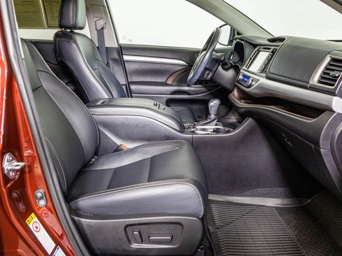 Used 2017 Toyota Highlander XLE AWD/4WD image 48