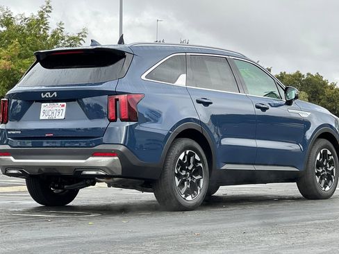 Certified 2025 Kia Sorento S image 4