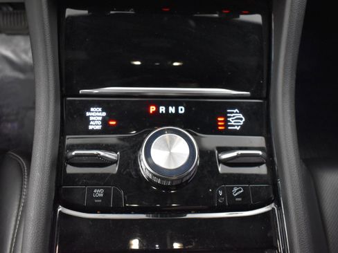 Used 2022 Jeep Grand Cherokee Overland w/ Luxury Tech Group IV AWD/4WD image 9