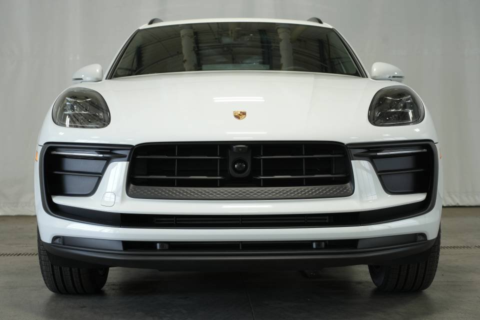 Certified 2025 Porsche Macan AWD/4WD image 11