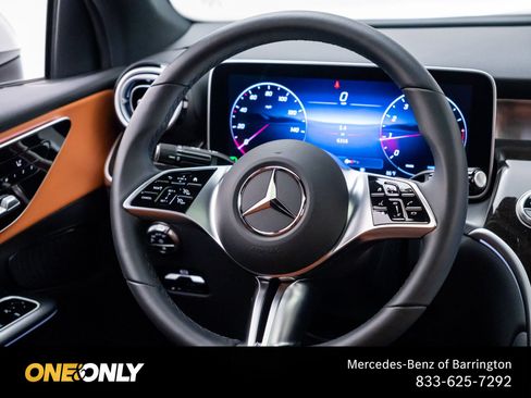 Used 2025 Mercedes-Benz GLC 300 4MATIC image 11