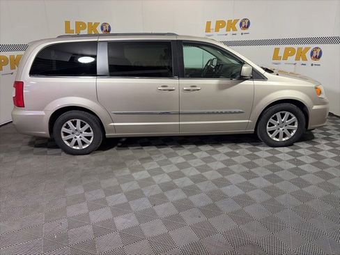 Used 2013 Chrysler Town & Country Touring image 2