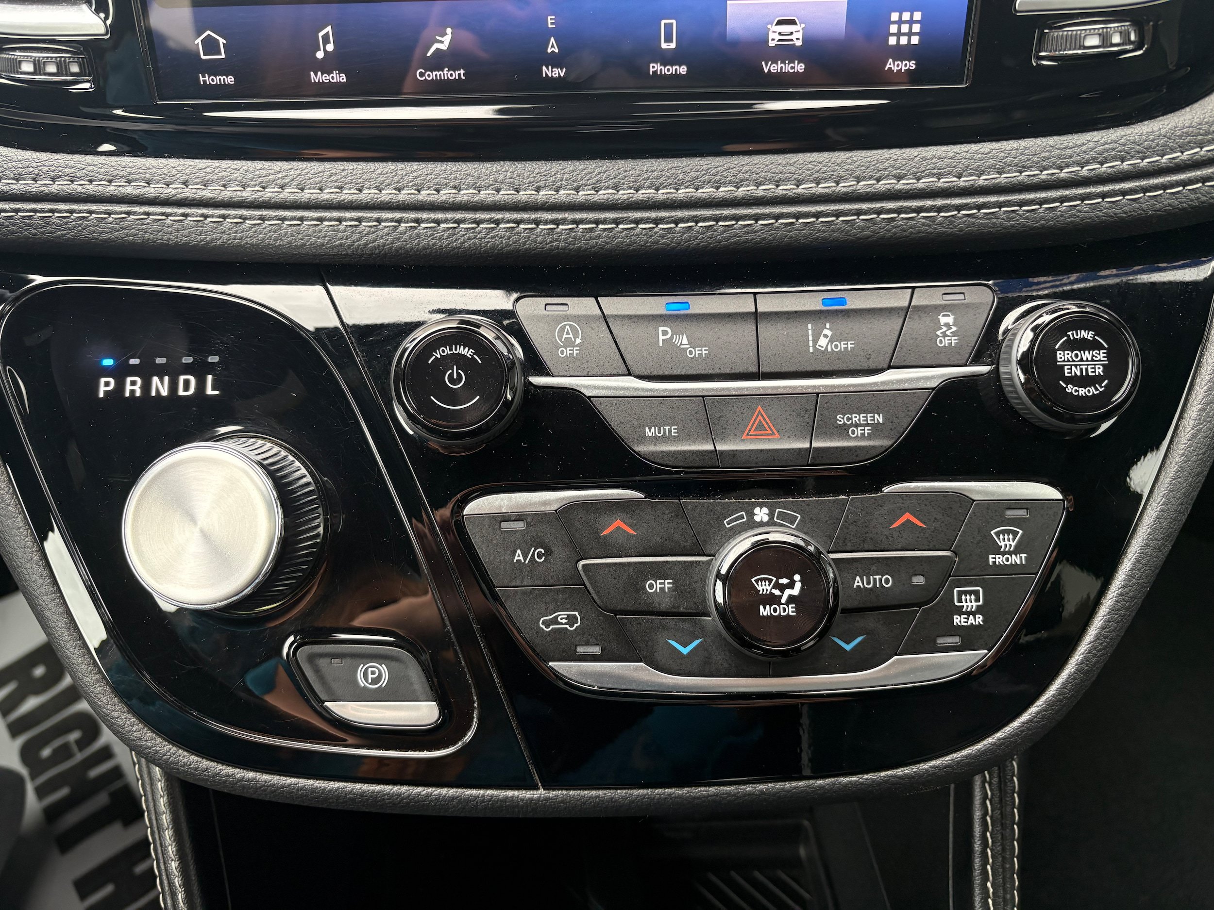 Certified 2025 Chrysler Pacifica Limited FWD image 26