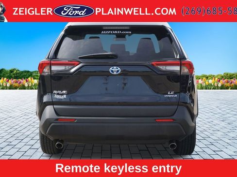 Used 2022 Toyota RAV4 LE AWD/4WD image 4