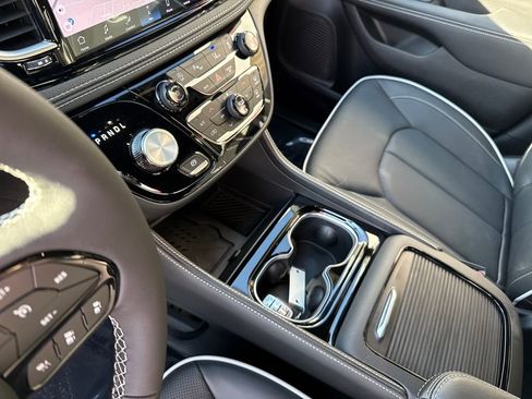 New 2026 Chrysler Pacifica Limited w/ S Appearance Package image 25