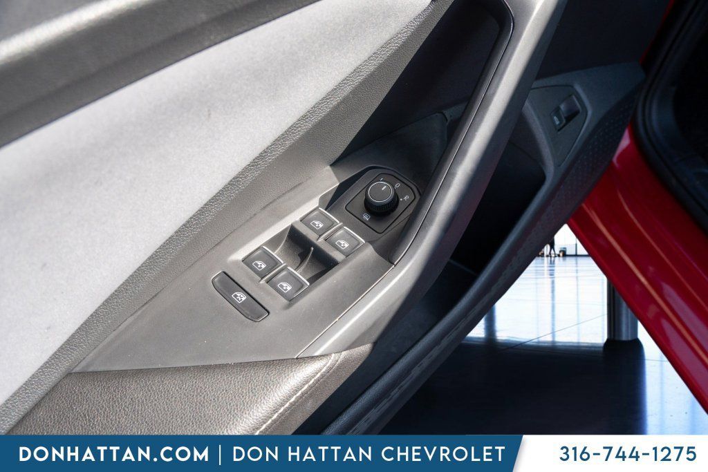Used 2025 Volkswagen Jetta SE FWD image 16