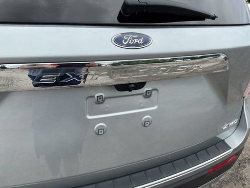 Used 2022 Ford Explorer Limited w/ Equipment Group 301A AWD/4WD image 8