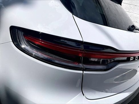 Certified 2024 Porsche Macan AWD/4WD image 31