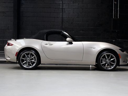 Used 2022 MAZDA MX-5 Miata Grand Touring w/ Weather Package RWD image 22