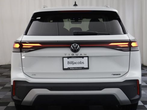 Used 2026 Volkswagen Tiguan SE w/ Panoramic Sunroof Package AWD/4WD image 15