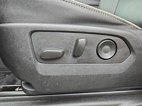 Used 2023 GMC Yukon SLT w/ SLT Premium Package image 14